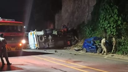 കൊല്ലത്ത് 'ഇയോൺ' കാറുമായി കൂട്ടിയിടിച്ച് പെട്രോളുമായി വന്ന ടാങ്കർ ലോറി മറിഞ്ഞു