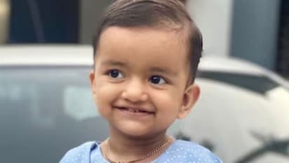 പനി ബാധിച്ച കുട്ടിയെ ആശുപത്രിയിലേക്ക് കൊണ്ടുപോയ കാര് പോസ്റ്റിലിടിച്ചു, ഒന്നരവയസുകാരിക്ക് ദാരുണാന്ത്യം