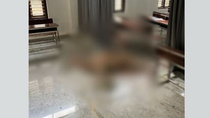 തെരുവുനായ്ക്കള് കൂട്ടത്തോടെ ആക്രമിച്ചു; രക്ഷപ്പെടാന് മദ്രസയിലേക്ക് ഓടിക്കയറിയിട്ടും പുള്ളിമാനിന്റെ ജീവൻ പോയി