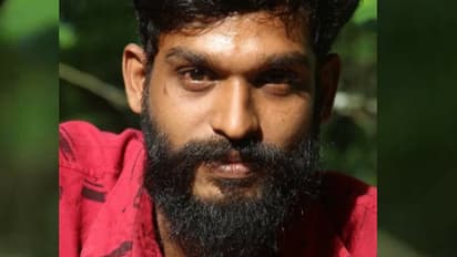 അമ്മ മീൻ വാങ്ങിയതിൽ തർക്കം, മകൻ ചോദിക്കാൻ ചെന്നു; ആലപ്പുഴയിൽ കടക്കാരന്‍റെ ക്രൂരത, കുത്തിക്കൊന്നു, ശേഷം ഒളിവിൽ