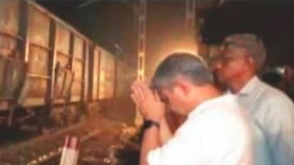 ರಾತ್ರಿಯೇ ರೈಲು ಸಂಚಾರ ಶುರು: ಭಾವುಕರಾಗಿ ರೈಲಿನತ್ತ ಕೈಬೀಸಿ, ಕೈಮುಗಿದ ಸಚಿವ ವೈಷ್ಣವ್