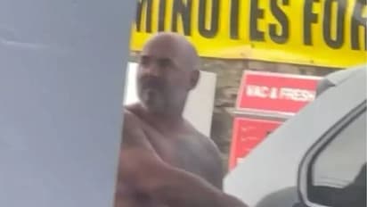 പെട്രോൾ പമ്പിൽ പൂർണനഗ്നനായി പ്രത്യക്ഷപ്പെട്ട് 44 -കാരൻ!