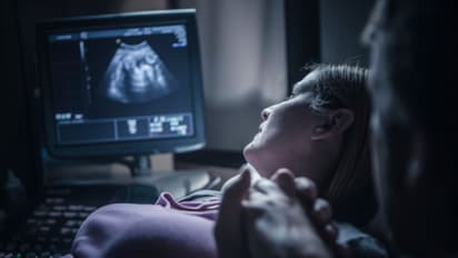 25 വര്‍ഷത്തോളം നീണ്ട ഐവിഎഫ് ചികിത്സ, ഒടുവില്‍ 54 -ാം വയസില്‍ അമ്മയായി ! 