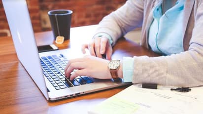 ஹைப்ரிட் வொர்க் புரட்சியை ஏற்றுக்கொள்ளுதல் : உத்திகள், கருவிகள் மற்றும் எதிர்காலப் போக்குகள்!