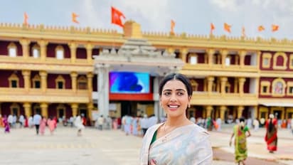 ಮಂತ್ರಾಲಯಕ್ಕೆ ಭೇಟಿ ನೀಡಿದ ಸಾರಾ ಅಣ್ಣಯ್ಯ: ಸೀರೆಯುಟ್ಟು ರಾಯರ ದರ್ಶನ ಪಡೆದ ನಟಿ