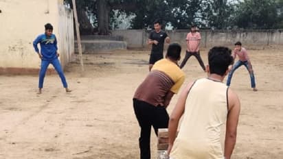 గుజరాత్ లో దారుణం.. క్రికెట్ బాల్ పట్టుకున్నాడని గొడవ.. దళిత యువకుడి బొటన వేలు నరికిన దుండగులు..