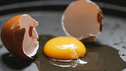 Say 'NO' to raw eggs: Here are multiple health concerns you should be aware of