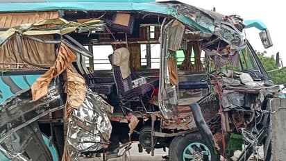 பரமக்குடி அருகே அடுத்தடுத்து மோதிக்கொண்ட கார், வேன், லாரி; 15 பேர் படுகாயம்