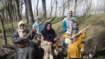 అంతరించిపోతున్నసూఫియానా సంగీతంలో రాణిస్తున్న 'కాశ్మీరీ సూఫీ గర్ల్స్'