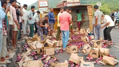 பீர் பாட்டில்களுடன் கவிழ்ந்த வேன்.. அள்ளிச்சென்ற மதுப்பிரியர்கள் - வைரல் வீடியோ !!