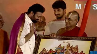 `ఆదిపురుష్` టీమ్కి చినజీయర్ స్వామి సత్కారం.. సైఫ్ మళ్లీ మిస్సింగ్..