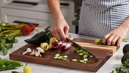 കട്ടിംഗ് ബോർഡിലാണോ പച്ചക്കറികൾ അരിയുന്നത് ? പുതിയ പഠനം പറയുന്നത് കേൾക്കൂ 