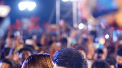 கீர்த்தி சனோனை அருகில் வைத்துக்கொண்டே திருமணம் பற்றிய முக்கிய அறிவிப்பை வெளியிட்ட பிரபாஸ்