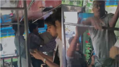 വിദ്യാർഥികളെ കയറ്റാതെ സ്വകാര്യബസ്, വിലങ്ങിട്ട് രക്ഷിതാവ്, ബൈക്കിൽ തട്ടിയെന്നാരോപിച്ച് ഡ്രൈവർക്ക് മർദനം-വീഡിയോ