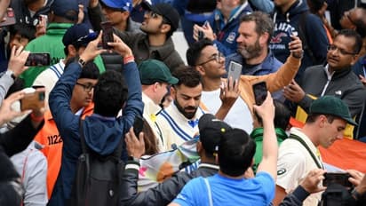 கையில் மொபைல் உடன் செல்ஃபி எடுக்க விராட் கோலியை சூழ்ந்து கொண்ட ரசிகர்கள்!