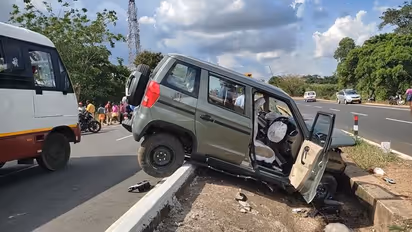 அசுர வேகத்தில் வந்த கார் தடுப்பு சுவரில் மோதி விபத்து; 2 பேர் பலி, 2 பேர் படுகாயம்