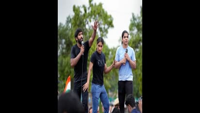 திடீரென போராட்டத்தைக் கைவிட்ட மல்யுத்த வீராங்கனைகள்! நீதிமன்ற போராட்டம் தொடரும் என அறிவிப்பு!