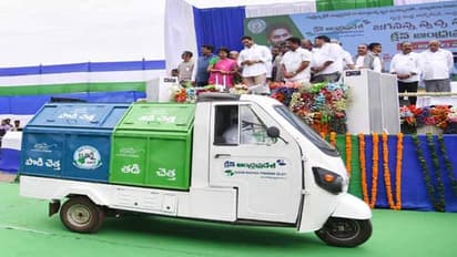 మున్సిపాలిటీల్లో  చెత్త సేకరణ:  ఈ ఆటోలు పంపిణీ చేసిన జగన్