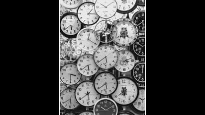 Wall Clock Vastu :  வீட்டில் பிரச்சனையா? இன்றே கடிகாரத்தின் திசையை மாற்றுங்கள்; அதற்கான காரணம் இதோ..!!