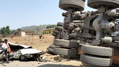  കൂറ്റൻ ട്രക്ക് മുകളിലേക്ക് മറിഞ്ഞ് കാർ തകർന്നടിഞ്ഞു; രണ്ട് കുട്ടികളടക്കം ഏഴ് മരണം