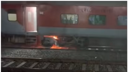 ಒಡಿಶಾದಲ್ಲಿ ಮತ್ತೊಂದು ಅವಘಡ: ಇದ್ದಕ್ಕಿದ್ದಂತೆ ಎಕ್ಸ್ಪ್ರೆಸ್ ರೈಲಿಗೆ ಹೊತ್ತಿಕೊಂಡ ಬೆಂಕಿ; ಕಂಗಾಲಾದ ಪ್ರಯಾಣಿಕರು