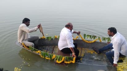 గంగుల ప్రయాణిస్తున్న పడవ బోల్తా... చెరువు నీటిలో పడిపోయిన మంత్రి (వీడియో)
