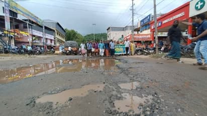 വെറും എട്ട് കിലോമീറ്റർ, അഞ്ച് വർഷം മുമ്പ് തുടങ്ങിയ നവീകരണം; കുളമായ റോഡിൽ വാഴവെച്ച് നാട്ടുകാർ