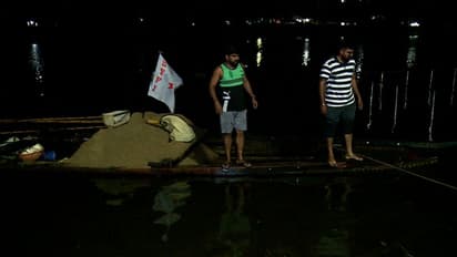 വിളിച്ചിട്ടും പൊലീസ് വന്നില്ല; ആലുവ പുഴയിലെ മണൽ വഞ്ചി പിന്തുടർന്ന് പിടിച്ചെടുത്ത് ഡിവൈഎഫ്ഐ