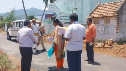 “ என்ன ரோடு இது? என் வண்டி வந்தாலே தாங்காது” அதிகாரிகளை கண்டித்த மதுரை ஆட்சியர்..