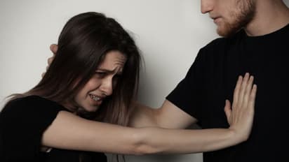 ಪರ ಪುರುಷನೊಂದಿಗೆ ಮಲಗಲ್ಲ ಎಂದ ಹೆಂಡ್ತಿ, ಆಕೆಯ ಅಶ್ಲೀಲ ಫೋಟೋ ಊರೆಲ್ಲಾ ಅಂಟಿಸಿದ ಗಂಡ!