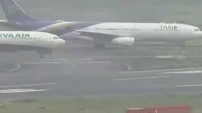 டோக்கியோ- ஹனேடா விமான நிலையத்தில் 2 விமானங்கள் தரையில் மோதல்!  - ஒரு விமானத்தின் இறக்கை உடைந்தது!