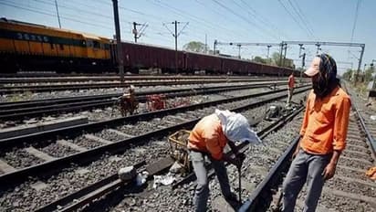 இந்திய ரயில்வேயில் எத்தனை லட்சம் காலியிடங்கள் உள்ளது ? RTI கேள்விக்கு கிடைத்த அதிர்ச்சி பதில்