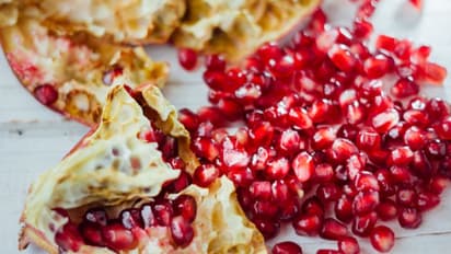 മാതളത്തിന്‍റെ തൊലി കളയേണ്ട, വീട്ടില്‍ പരീക്ഷിക്കാം ഈ ഫേസ് പാക്കുകള്‍; അറിയാം ഗുണങ്ങള്‍...