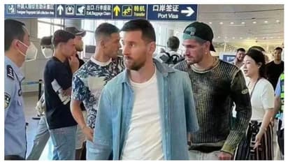 മെസിയെ ബെയ്ജിംഗ് എയര്പോര്ട്ടില് തടഞ്ഞു! കണ്ണിമ ചിമ്മാതെ കൂടെ നിന്ന് ഡി പോള്- വീഡീയോ