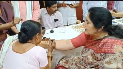 మహిళా మంత్రి చేతిపై కేసీఆర్ పచ్చబొట్టు... పంటిబిగువన నొప్పిని దాచి అభిమానం (వీడియో)