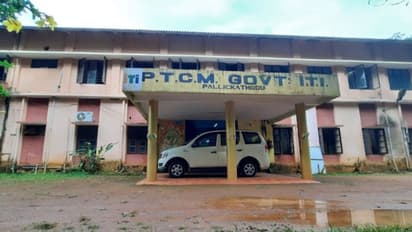 അധ്യാപകരെ ആക്രമിച്ച കേസ്; പുറത്താക്കിയ വിദ്യാര്ത്ഥികൾക്ക് പ്രത്യേക നിയമനം; പക്ഷേ, പരീക്ഷ എഴുതാനുള്ള ഹാജർ ഇല്ല