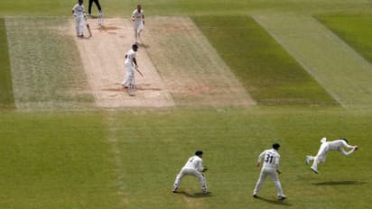 ഇന്ത്യന് ആരാധകര്ക്ക് ഹൃദയഭേദകമായ കാഴ്ച, ക്രിക്കറ്റ് പ്രേമികള്ക്ക് സൂപ്പര് ക്യാച്ച്- വീഡിയോ