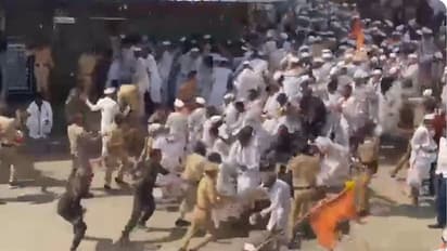 పండరీపూర్ కు వెళ్తున్న భక్తులపై మహారాష్ట్ర పోలీసుల లాఠీచార్జి.. మొఘలులు మళ్లీ జన్మించారని ప్రతిపక్షాల ఫైర్