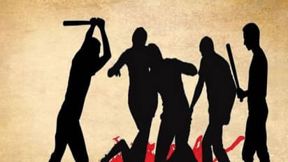 దొంగతనం చేశారనే అనుమానంతో చెట్టుకు తలక్రిందులుగా వేలాడదీసి నలుగురు దళితులపై దాడి