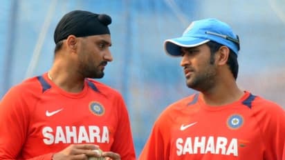 'ധോണി ഒറ്റക്കാണോ ലോകകപ്പ് ജയിച്ചത്', ആരാധകന്റെ വായടപ്പിച്ച് ഹര്ഭജന്റെ മറുപടി