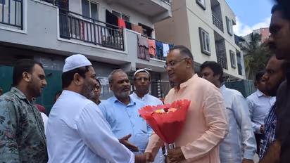 ಧಾರ್ಮಿಕ ಕಟ್ಟುಪಾಡು ಮೀರಿ ಅಂಗಾಂಗ ದಾನ ಮಾಡಿದ ಮುಸ್ಲಿಂ ಕುಟುಂಬ ಸನ್ಮಾನಿಸಿದ ದಿನೇಶ್ ಗುಂಡೂರಾವ್