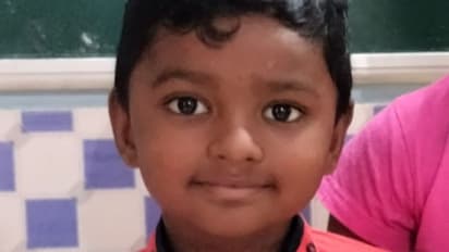 സ്കൂൾ വിട്ട് വീട്ടിലേക്ക് പോയ നാല് വയസുകാരൻ റോഡ് മുറിച്ചുകടക്കുമ്പോൾ കാറിടിച്ച് മരിച്ചു