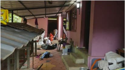 വീട്ടുകാർ കൊച്ചിയിൽ പോയി, അടച്ചിട്ട വീട്ടിൽ നിന്ന് മോഷ്ടാവ് കവർന്നത് 72 പവനും 12,000 രൂപയും അഞ്ച് വാച്ചുകളും