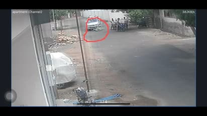 தேனியில் நீதிமன்றம் அருகே பெண் மீது காரை ஏற்றி கொல்ல முயற்றி; சிசிடிவி காட்சி வெளியாகி பரபரப்பு