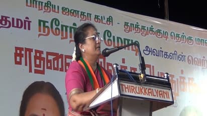 உலகில் இப்படி ஒரு கோமாளியை எங்கும் பார்க்க முடியாது; மேடையில் முதல்வரை வறுத்தெடுத்த சசிகலா புஷ்பா