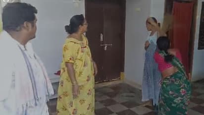 అబార్షన్ చేసుకుందని కోడలిపై... చేసిందని డాక్టర్ పై చీపురుతో చితకబాదిన మహిళ