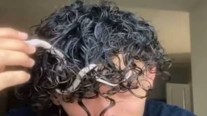 യുവാവിന്റെ മുടിച്ചുരുളുകൾക്കിടയിൽ പാമ്പ്!