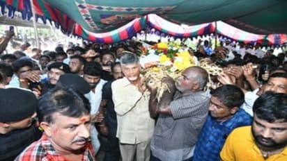 ముగిసిన టీడీపీ నేత కొత్తకోట దయాకర్ రెడ్డి అంత్యక్రియలు .. పాడె మోసిన చంద్రబాబు