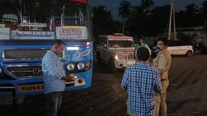 ഓടിക്കൊണ്ടിരിക്കുന്ന ബസിൽ നിന്നും 4 വിദ്യാർഥിനികൾ തെറിച്ചുവീണു: ഫിറ്റ്‌നസ് റദ്ദാക്കി, ലൈസൻസ് തെറിക്കും
