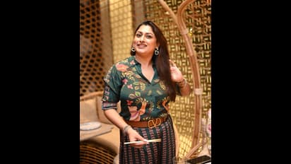 பிங்க் கலர் புடவையில் ஹாட் போஸ்.. ரசிகர்களை கிறங்கடிக்கும் நடிகை மாளவிகாவின் தீபாவளி கிளிக்ஸ்...